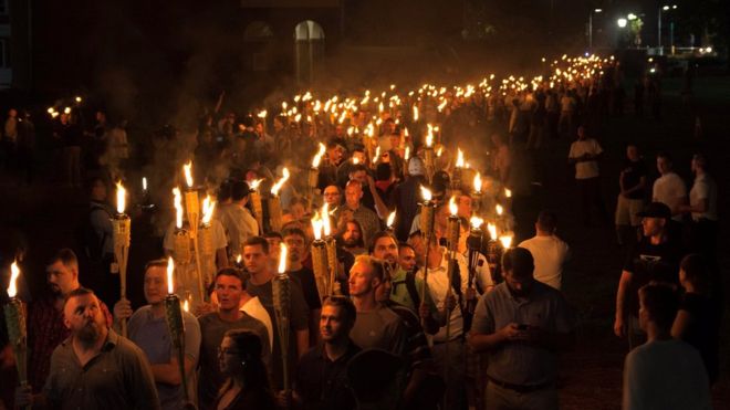 “No nos reemplazarán”: la polémica marcha con antorchas de ultranacionalistas blancos que recorrió una universidad en Charlottesville, Estados Unidos