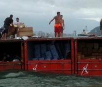 Brasil: saqueadores se apoderan de mercancía que cayó por accidente en el mar desde un buque de carga