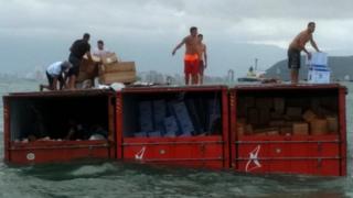 Brasil: saqueadores se apoderan de mercancía que cayó por accidente en el mar desde un buque de carga Brasil: saqueadores se apoderan de mercancía que cayó por accidente en el mar desde un buque de carga
