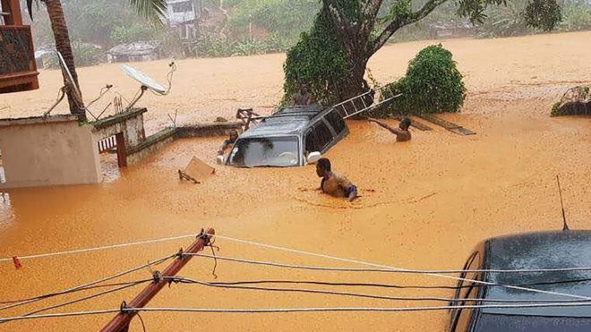 Al menos 300 muertos y miles de damnificados por un deslave y fuertes lluvias en Sierra Leona Al menos 300 muertos y miles de damnificados por un deslave y fuertes lluvias en Sierra Leona