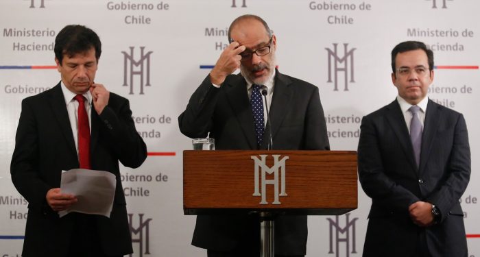 Equipo económico de Bachelet sale del Gobierno y Valdés se transforma en el segundo ministro de Hacienda que abandona la administración Equipo económico de Bachelet sale del Gobierno y Valdés se transforma en el segundo ministro de Hacienda que abandona la administración