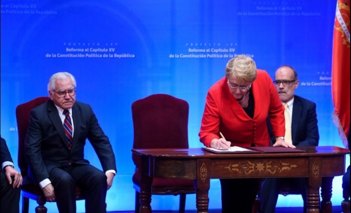 Bachelet enviará proyecto de nueva Constitución a comienzos de octubre e instala el debate en las presidenciales Bachelet enviará proyecto de nueva Constitución a comienzos de octubre e instala el debate en las presidenciales