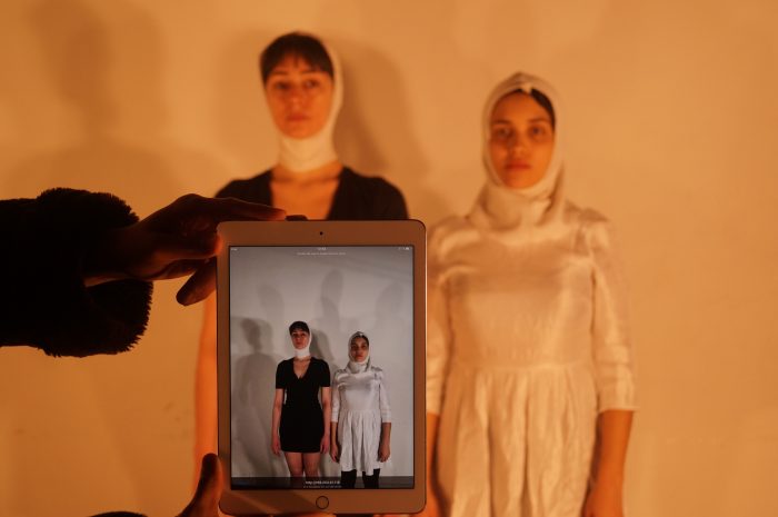 Performance “Domestik” cuestiona la idea de perfección en Escuela de Teatro UC Performance “Domestik” cuestiona la idea de perfección en Escuela de Teatro UC