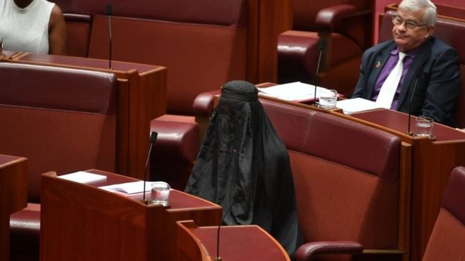 Polémica en el Parlamento de Australia por senadora de extrema derecha que se presentó con burka Polémica en el Parlamento de Australia por senadora de extrema derecha que se presentó con burka
