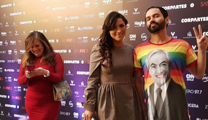 El look que impactó en la gala de Sanfic: polera con Sebastián Piñera Drag Queen El look que impactó en la gala de Sanfic: polera con Sebastián Piñera Drag Queen