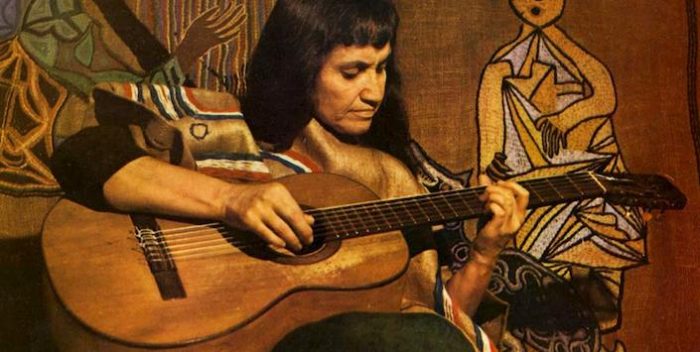 Bordado colectivo en arpillera “Contra la Guerra”: Homenaje a Violeta Parra en Museo Regional de La Araucanía Bordado colectivo en arpillera “Contra la Guerra”: Homenaje a Violeta Parra en Museo Regional de La Araucanía
