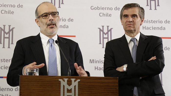 Valdés se saca los guantes y apunta sus puños al mentón de Rodrigo Vergara en el segundo round de la pelea de los economistas Valdés se saca los guantes y apunta sus puños al mentón de Rodrigo Vergara en el segundo round de la pelea de los economistas