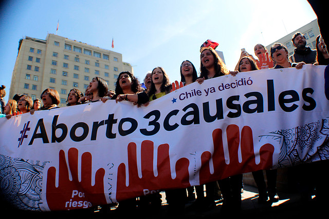 Organizaciones sociales y figuras políticas reaccionaron divididas ante fallo del TC sobre aborto en tres causales