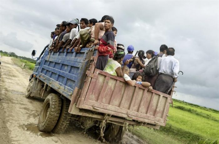 Un centenar de muertos y decenas de refugiados dejan ataques de la minoría rohinyá en Birmania Un centenar de muertos y decenas de refugiados dejan ataques de la minoría rohinyá en Birmania