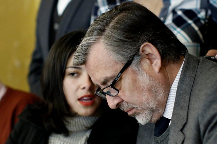 Presión de los partidos para “profesionalizar” comando de Guillier pone en la cuerda floja a Karol Cariola Presión de los partidos para “profesionalizar” comando de Guillier pone en la cuerda floja a Karol Cariola