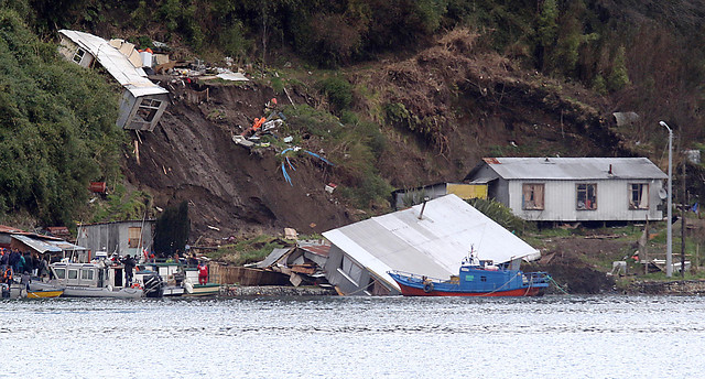 Desplazamiento de tierras provoca derrumbe de casas en Isla Tenglo Desplazamiento de tierras provoca derrumbe de casas en Isla Tenglo