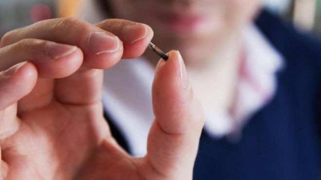 Estos son los riesgos de implantarte un microchip en el cuerpo (probablemente no son los que piensas) Estos son los riesgos de implantarte un microchip en el cuerpo (probablemente no son los que piensas)