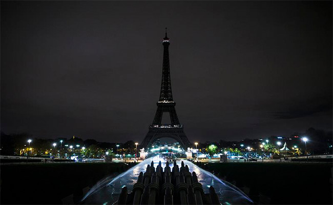 La Torre Eiffel apaga sus luces esta noche por las víctimas de Barcelona La Torre Eiffel apaga sus luces esta noche por las víctimas de Barcelona