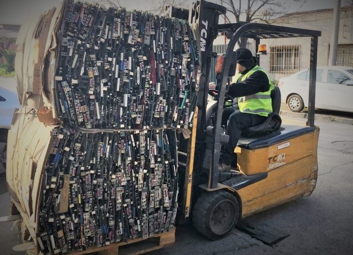 Chilenter busca rescatar minerales valiosos de 10 toneladas de placas madres a través de exportación Chilenter busca rescatar minerales valiosos de 10 toneladas de placas madres a través de exportación