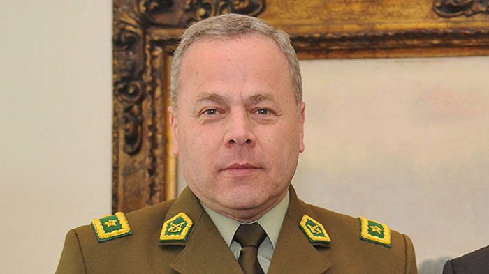 Jefe de la “mafia de Intendencia” en Carabineros sigue recibiendo sueldo de $3,9 millones y se le tramita indemnización por más de $100 millones Jefe de la “mafia de Intendencia” en Carabineros sigue recibiendo sueldo de $3,9 millones y se le tramita indemnización por más de $100 millones
