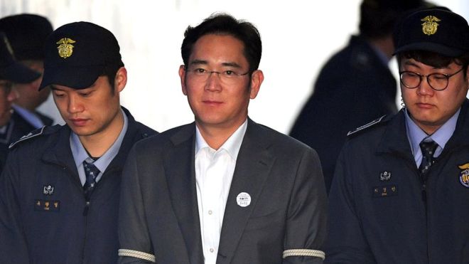 El multimillonario heredero de Samsung es condenado a cinco años de cárcel por corrupción El multimillonario heredero de Samsung es condenado a cinco años de cárcel por corrupción