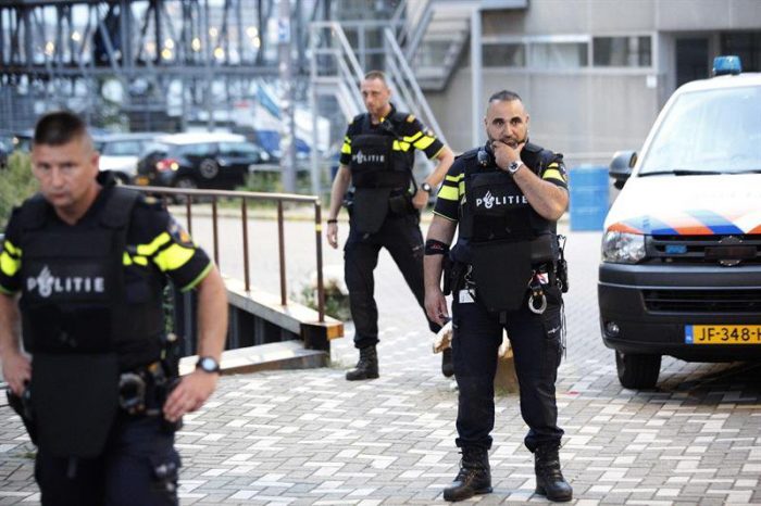 Policía holandesa detiene a español con cilindros de gas cerca de sala de conciertos en Rotterdam Policía holandesa detiene a español con cilindros de gas cerca de sala de conciertos en Rotterdam
