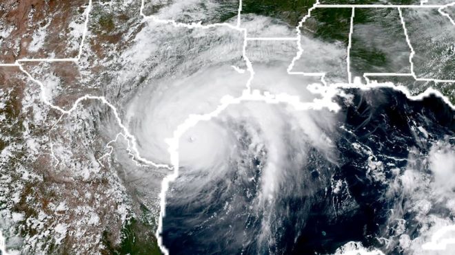 El coloso huracán Harvey es degradado a categoría 1 tras tocar tierra en Texas pero sigue amenazante