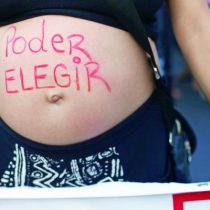 Aborto en tres causales: estudio evidencia los obstáculos que aún impiden a las mujeres ejercer su derecho a abortar