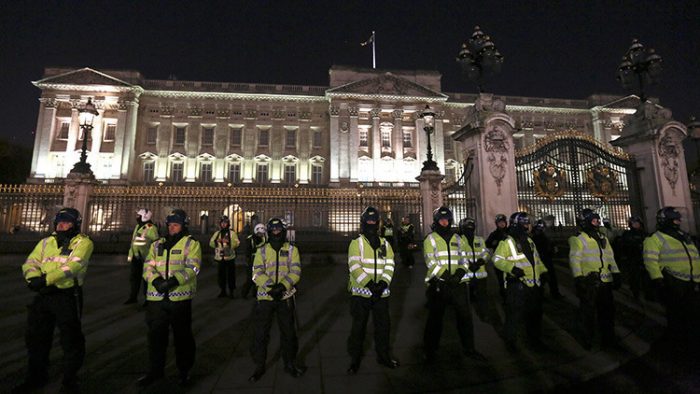 Arrestan a joven que intentó ingresar al Palacio de Buckingham con una espada Arrestan a joven que intentó ingresar al Palacio de Buckingham con una espada