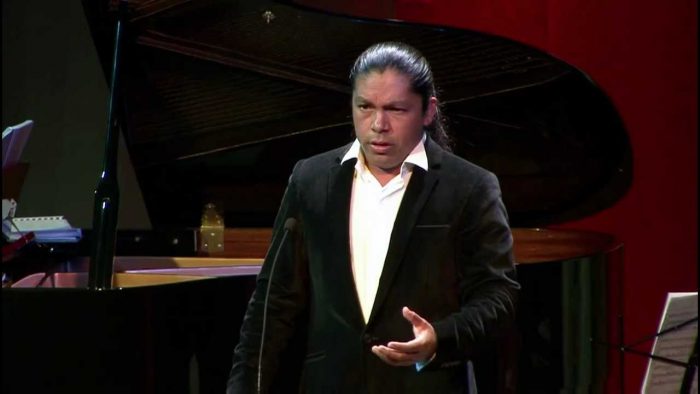 Miguel Angel Pellao, el tenor pehuenche: “La gente trata a los mapuches de terroristas, flojos y borrachos cuando es todo lo contrario” Miguel Angel Pellao, el tenor pehuenche: