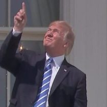 [VIDEO] El momento en que Donald Trump mira directamente al sol durante el eclipse