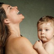 Famosas se fotografían en apoyo al derecho a la lactancia libre