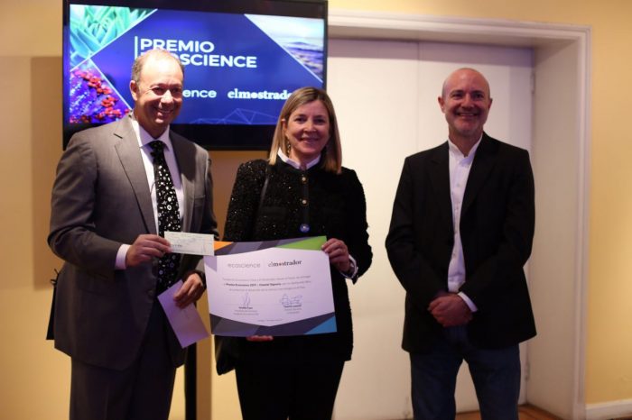 Chantal Signorio recibe premio Ecoscience por su contribución en acercar la ciencia a la comunidad Chantal Signorio recibe premio Ecoscience por su contribución en acercar la ciencia a la comunidad