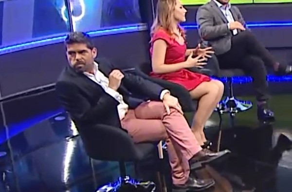 ¿Basta con una disculpa? Condena pública a periodista del CDF tras vulgar gesto mientras hablaba su nueva compañera ¿Basta con una disculpa? Condena pública a periodista del CDF tras vulgar gesto mientras hablaba su nueva compañera