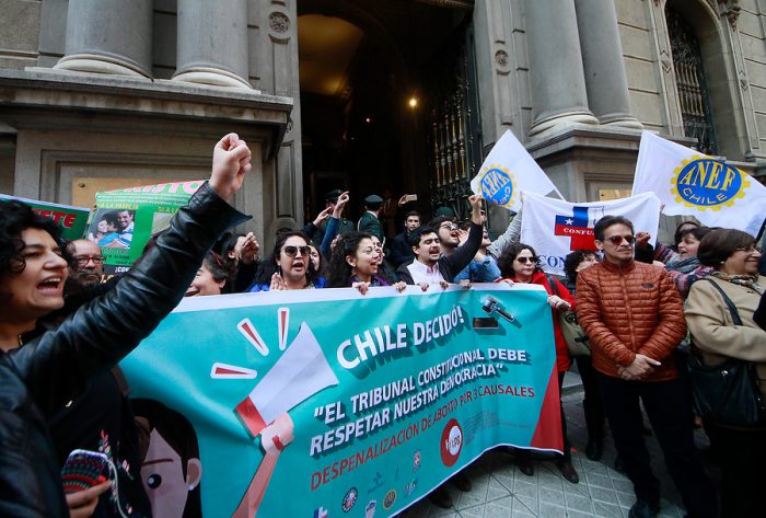 Decenas de organizaciones desfilan para alegar ante el TC a favor y en contra del aborto en tres causales Decenas de organizaciones desfilan para alegar ante el TC a favor y en contra del aborto en tres causales