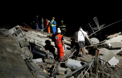 Rescatan a uno de los dos niños sepultados tras terremoto en Italia Rescatan a uno de los dos niños sepultados tras terremoto en Italia
