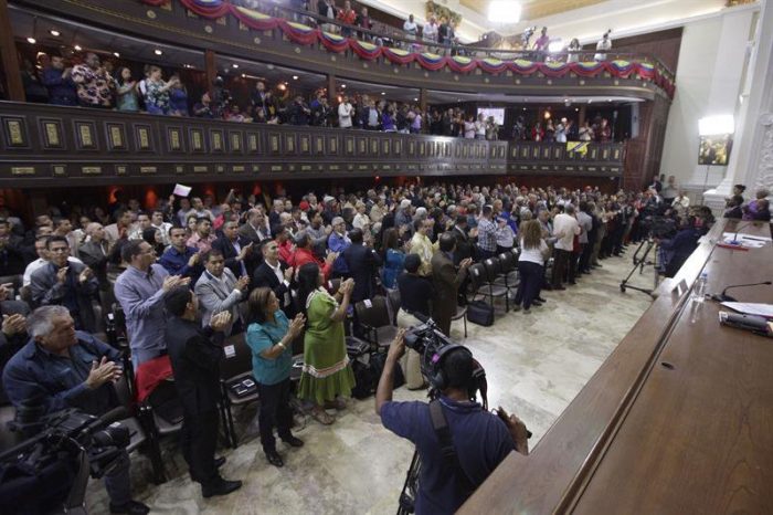 Constituyente venezolana disuelve el Parlamento y oposición la acusa de “golpe de Estado” Constituyente venezolana disuelve el Parlamento y oposición la acusa de
