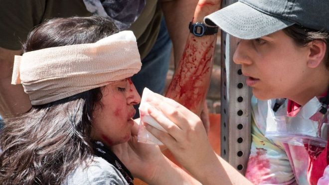 Enfrentamientos entre ultranacionalistas blancos y contramanifestantes dejan al menos un muerto en EE.UU. Enfrentamientos entre ultranacionalistas blancos y contramanifestantes dejan al menos un muerto en EE.UU.