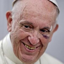 [VIDEO] Papa Francisco sufre chascarro en Colombia: es 