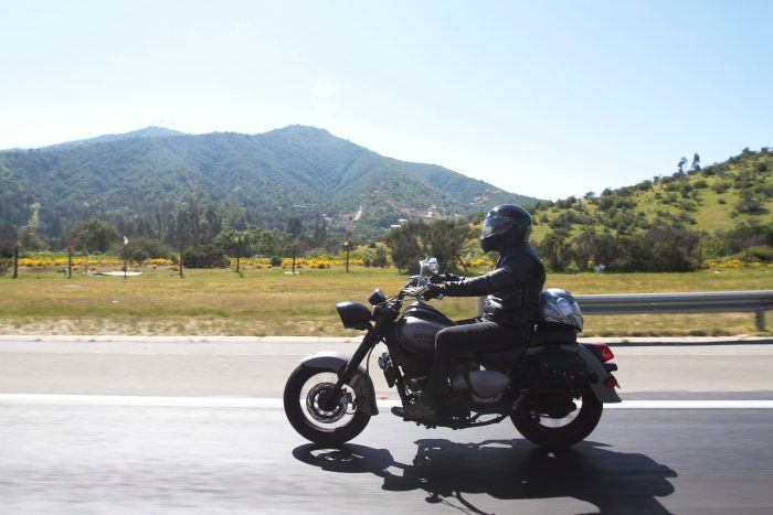 Ley No Chat para motocicletas: seguridad en el uso de celular en dos ruedas