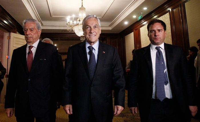 Solo faltó el bombo de barra brava de los empresarios más poderosos de Chile en acto de campaña de Piñera y Vargas Llosa Solo faltó el bombo de barra brava de los empresarios más poderosos de Chile en acto de campaña de Piñera y Vargas Llosa