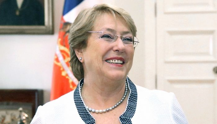 Cadem: aprobación de Bachelet mejora por segunda semana consecutiva y alcanza un 30%