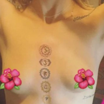 Paris Jackson muestra su nuevo tatuaje con espiritual topless