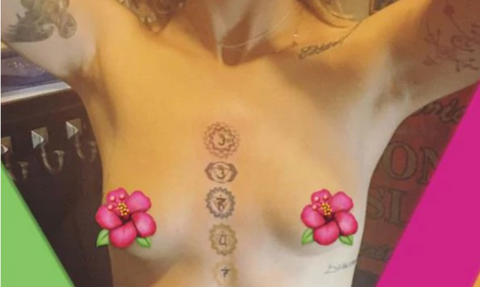 Paris Jackson muestra su nuevo tatuaje con espiritual topless