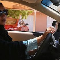El rey de Arabia Saudita autoriza que las mujeres obtengan licencia de conducir