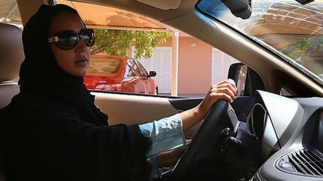 El rey de Arabia Saudita autoriza que las mujeres obtengan licencia de conducir