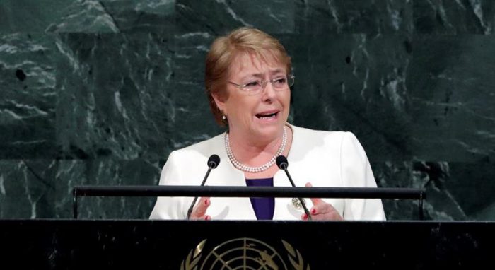 Bachelet se sube al carro de la agenda ambiental y anuncia proyecto que prohíbe uso de bolsas plásticas en todo el país