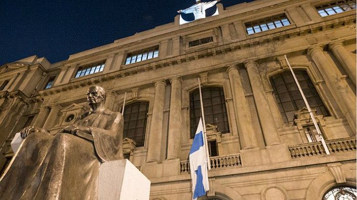 Fuerte revés para el rector Sánchez al interior de la UC: 70% de los alumnos aprueba despenalización del aborto en tres causales