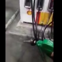 [VIDEO] Usuarios de redes sociales acusan a bencineras de cobrar sin dispensar combustible