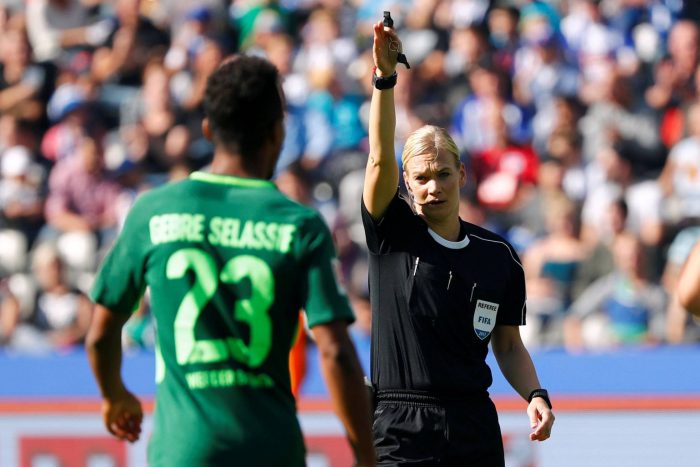 Cambiando la historia: Bibiana Steinhaus debuta como árbitro en la primera división alemana Cambiando la historia: Bibiana Steinhaus debuta como árbitro en la primera división alemana