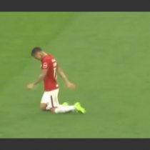 [VIDEO] Futbolista cumple manda y recorre la cancha de fútbol de rodillas tras superar su lesión