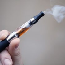 Fumar cigarrillos electrónicos multiplicaría por cinco el riesgo de enfermarse de Covid-19