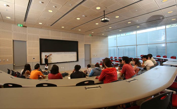 Chile es el único país OCDE donde matrículas de universidades públicas son más caras que las privadas Chile es el único país OCDE donde matrículas de universidades públicas son más caras que las privadas