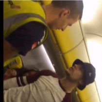 [VIDEO] Hombre aplica llave de artes marciales a joven ebrio que atemorizaba a pasajeros en pleno vuelo