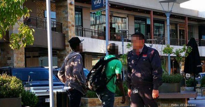 Denuncian discriminación racista en mall ABC1: expulsan a trabajadores haitianos de una plaza pública